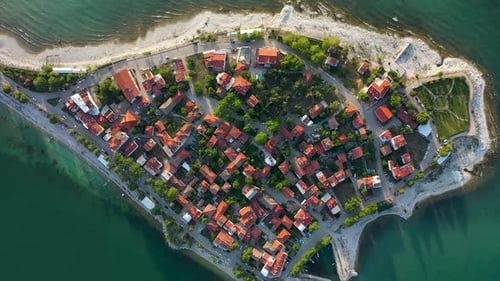 Una ciudad en la orilla de un gran lago