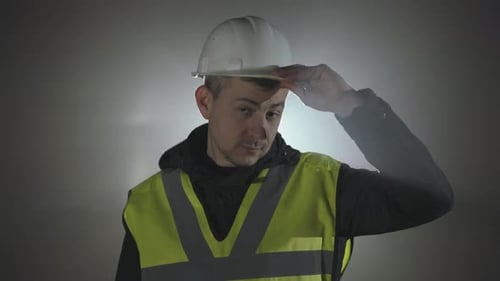 Portrait d'ingénieurs industriels en casque de sécurité sur fond noir à l'honneur