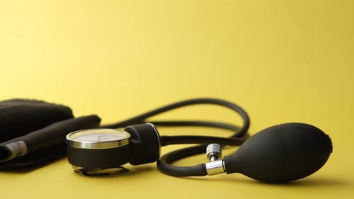 Detailaufnahme der Blutdruckmaschine auf dem Tisch