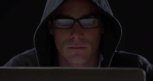 Mann arbeitet am Computer