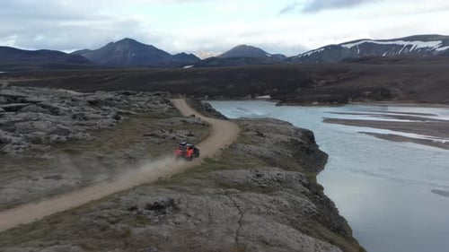 Luftaufnahmen von Offroad-Autos, die auf einer unbefestigten Straße entlang des