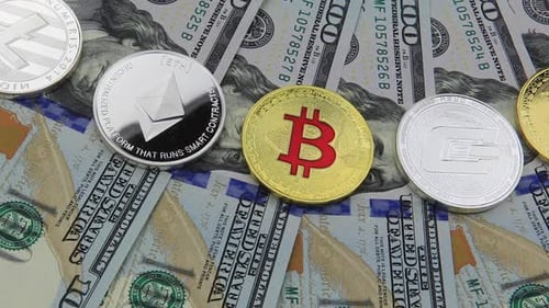 Bitcoin et crypto-monnaie sur des billets de cent dollars.
