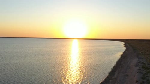 Über Sonnenuntergang fliegen Meer 4
