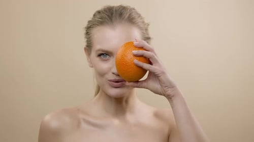 Modelo em estúdio posando