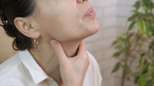 Lady sore throat in pandemic.