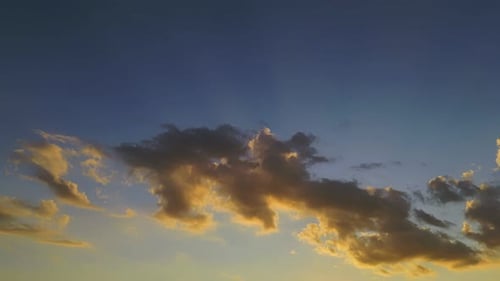Zeitraffer des Himmels bei Sonnenuntergang