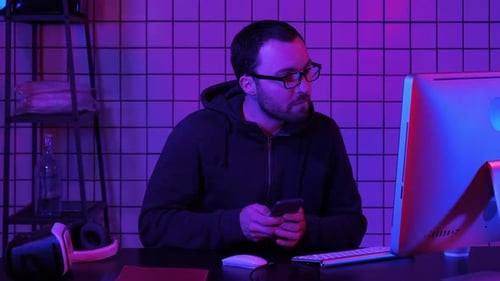 Hacker utilisant un smartphone mobile et volant des informations personnelles via des données afin d'arnaquer