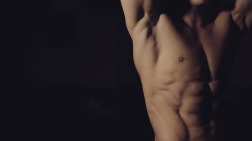 Schöner Körper eines jungen Mannes. Typ: Beugt Arme, Torso.