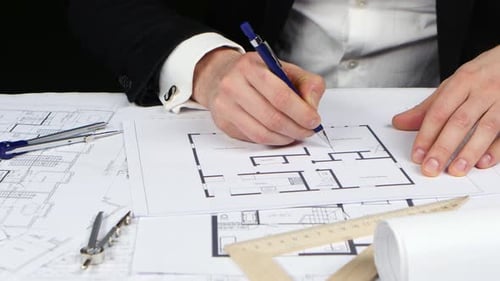 Made Engineer korrigiert Fehler in der Bleistiftzeichnung. Nahaufnahme