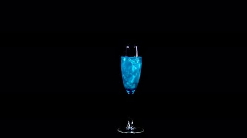 Vidro com líquido azul. O elixir gira e transborda com líquido. A poção do amor é isolada em um