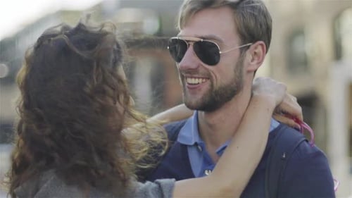 Pareja abrazándose