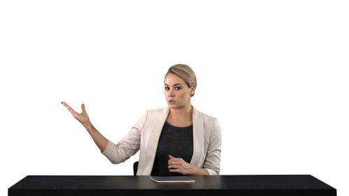 Fernsehmoderatorin im Studio zeigt auf Seiten weiß