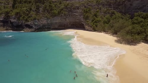 Wellen am tropischen Strand