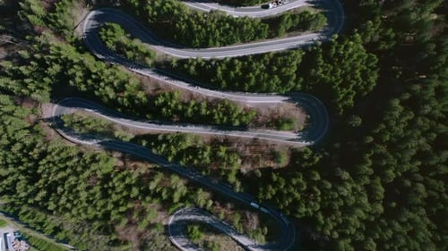 Aérea: Bratocea Pass na Romênia, grampos de cabelo sinuosos da estrada da montanha, vista de cima para baixo