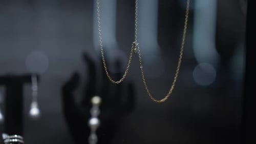 Goldene Kette mit Diamanten Closeup