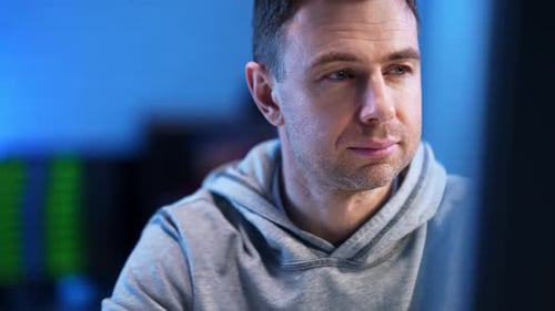 Portrait en gros plan d'un programmeur confiant travaillant dans Blue Office