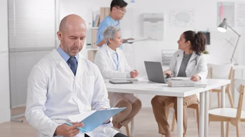 Médecin de sexe masculin examinant des documents