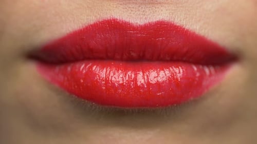 Frauen Lippen mit rotem Lippenstift Making Kiss 31