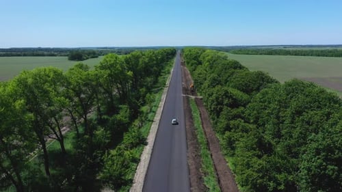 Straßenarbeiten. Neue reparierte Straße. Bagger reparieren die Straße