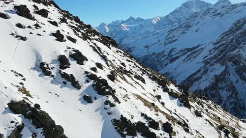 Les gorges de Baksan et le village de Terskol depuis les pentes du mont Elbrus