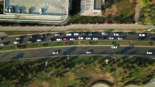 Vue aérienne de la circulation routière avec des voitures sur la route de la ville