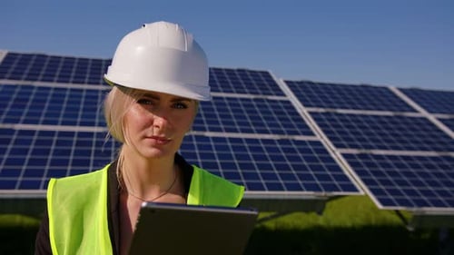 Ökologie-Ingenieurin nutzt digitales Tablet und sammelt effiziente Informationen über Sonnenkollektoren