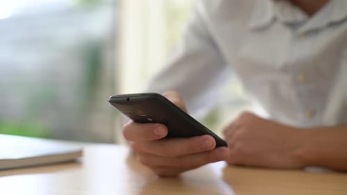 Mann benutzt Smartphone