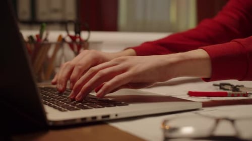 Young Designer ist Sitz- und Zeichenplan mit Lineal, rotem Stift und Kompass