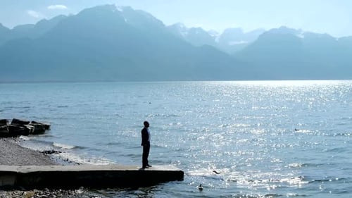 Portrait de style de vie d'un jeune homme d'affaires indépendant attrayant