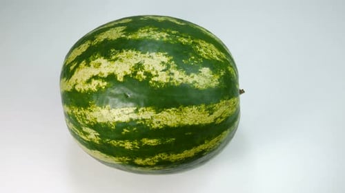 Wassermelone auf einer weißen Oberfläche