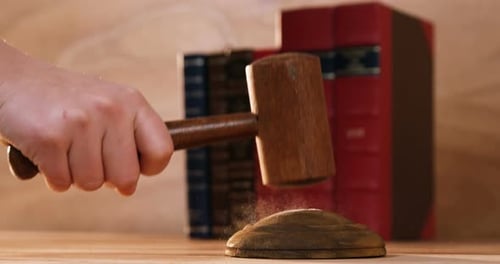 Primer plano de la mano del juez con un mazo