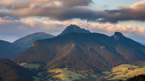 Schnelle Wolken über Berglandschaft