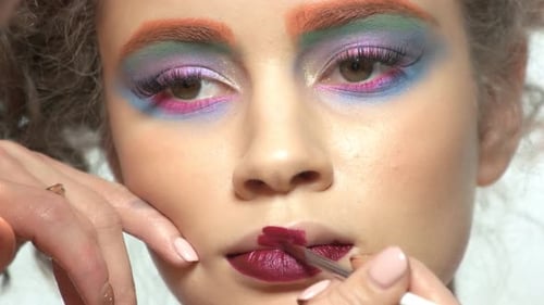 Visagist verwendet Lippenstiftpinsel