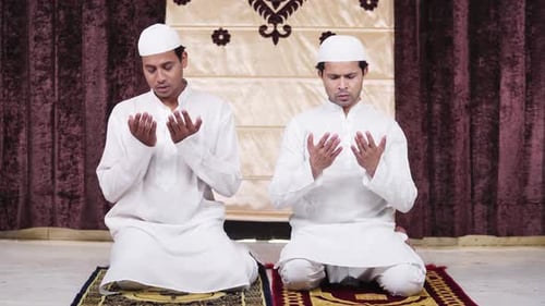 Homens muçulmanos lendo Namaaz