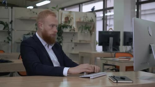 Homme d'affaires prospère au travail