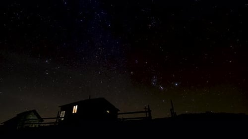 Timelapse de estrelas em movimento no céu noturno