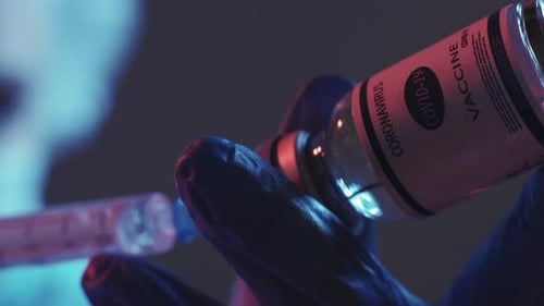 Covid19-Impfstoff Arzt Hände füllen Spritzendosis