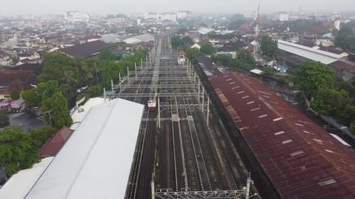 Um drone sobrevoa uma estação de trem. Vista aérea superior. O trem está passando