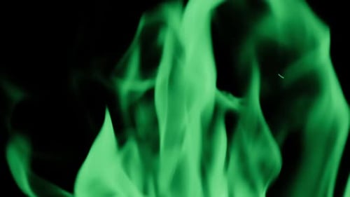 Zeitlupe von Feuerlinie oder Flammen isoliert auf schwarzem Hintergrund, hellgrün getönt