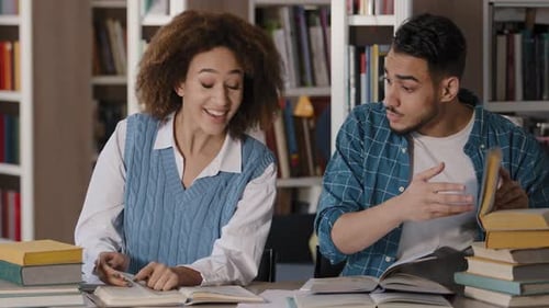 Schüler, die in der Bibliothek studieren Hausaufgaben machen Vorbereitung auf die Prüfung Junge Diverse Menschen Klassenkameraden lesen