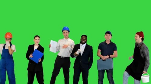 Multidão ou grupo de pessoas diferentes dançando em uma tela verde Chroma Key