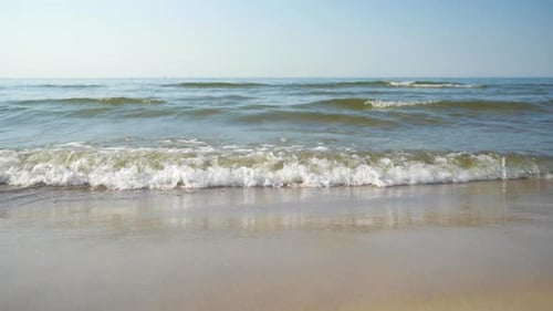 Wellen am Sandstrand
