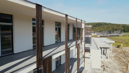 Vuelo sobre la construcción inacabada de un gran complejo hotelero, construcción de una casa