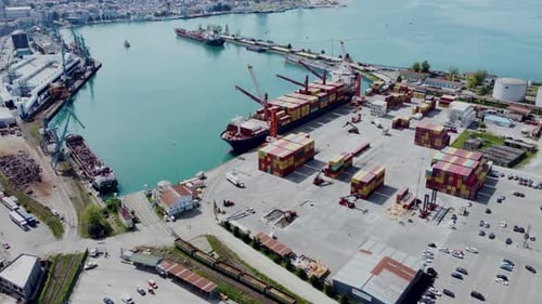 Luftaufnahme des Frachtschiffs, das im Hafen steht