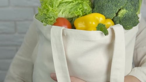 Mujer con bolsa vegana