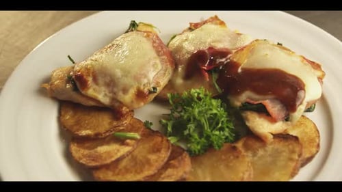 Essensvorbereitung im Restaurant für gehobene Küche, Shot on RED