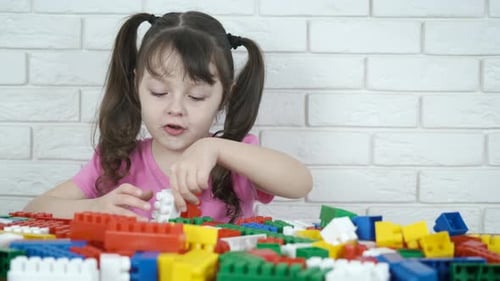 Un niño aprende a construir.