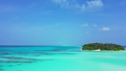 Schöne Overhead-Reiseaufnahme eines sommerlichen weißen Paradies-Sandstrandes und eines blauen Wasserhintergrunds in hi
