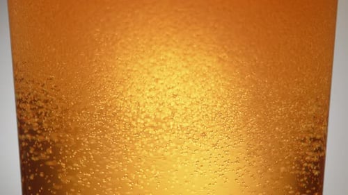 Bier aus extremer Nahaufnahme im Glas. Zeitlupe.