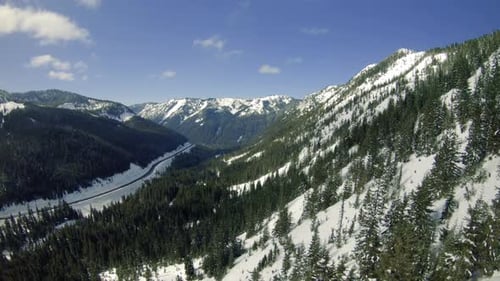 Snowy Mountain Highway Aerial mit grünen Forest Valley Bäumen an sonnigem Tag